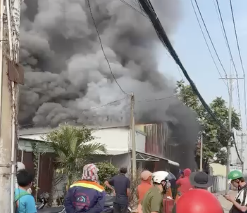 Cháy nhà dân tại TPHCM , khói đen bao trùm khu vực Củ Chi - Ảnh 1.