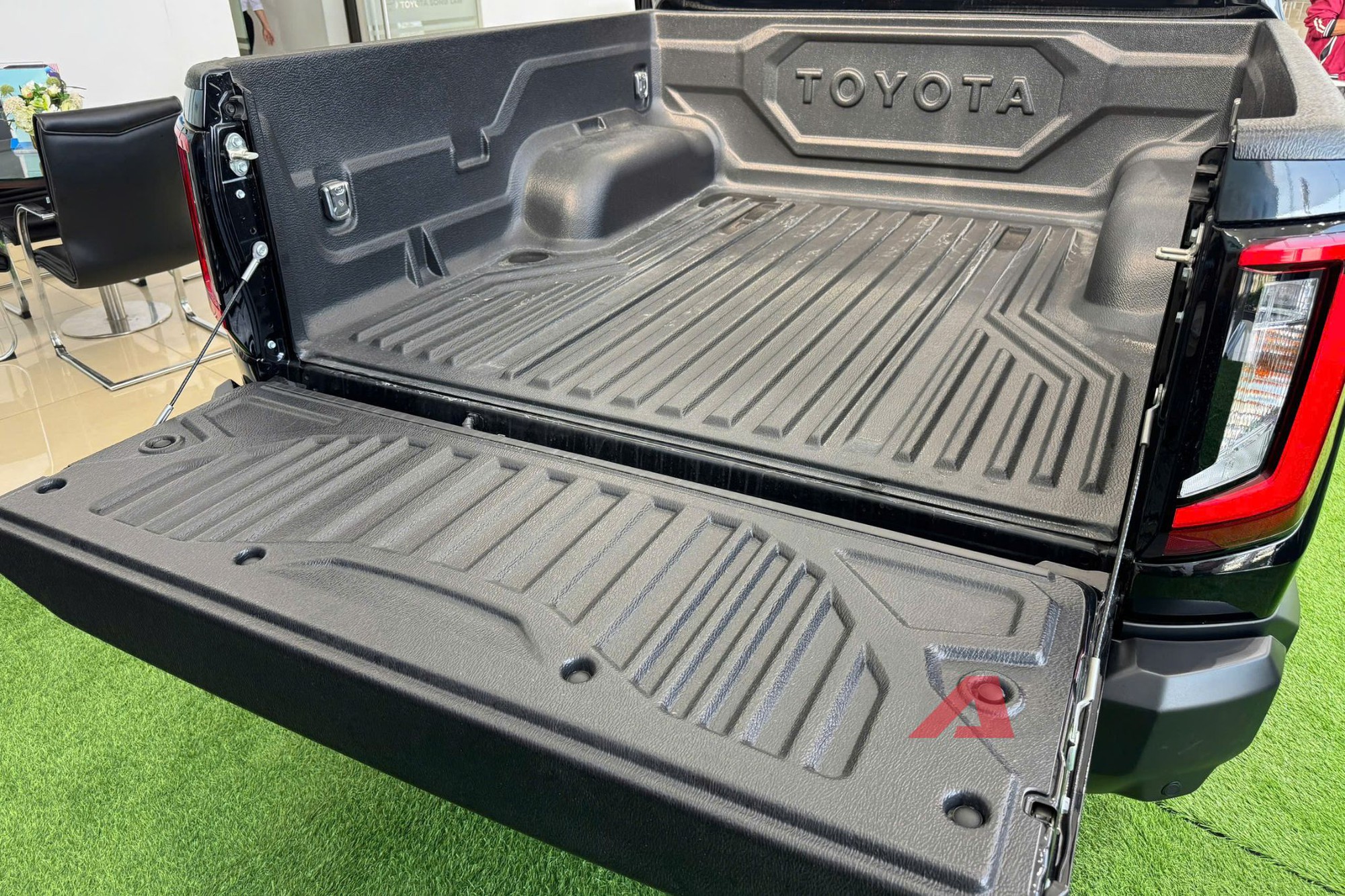 Mổ xẻ Hilux 2026: Toyota đang chiều khách Việt hay thoả hiệp?- Ảnh 6. Mổ xẻ Hilux 2026: Toyota đang chiều khách Việt hay thoả hiệp?- Ảnh 6.