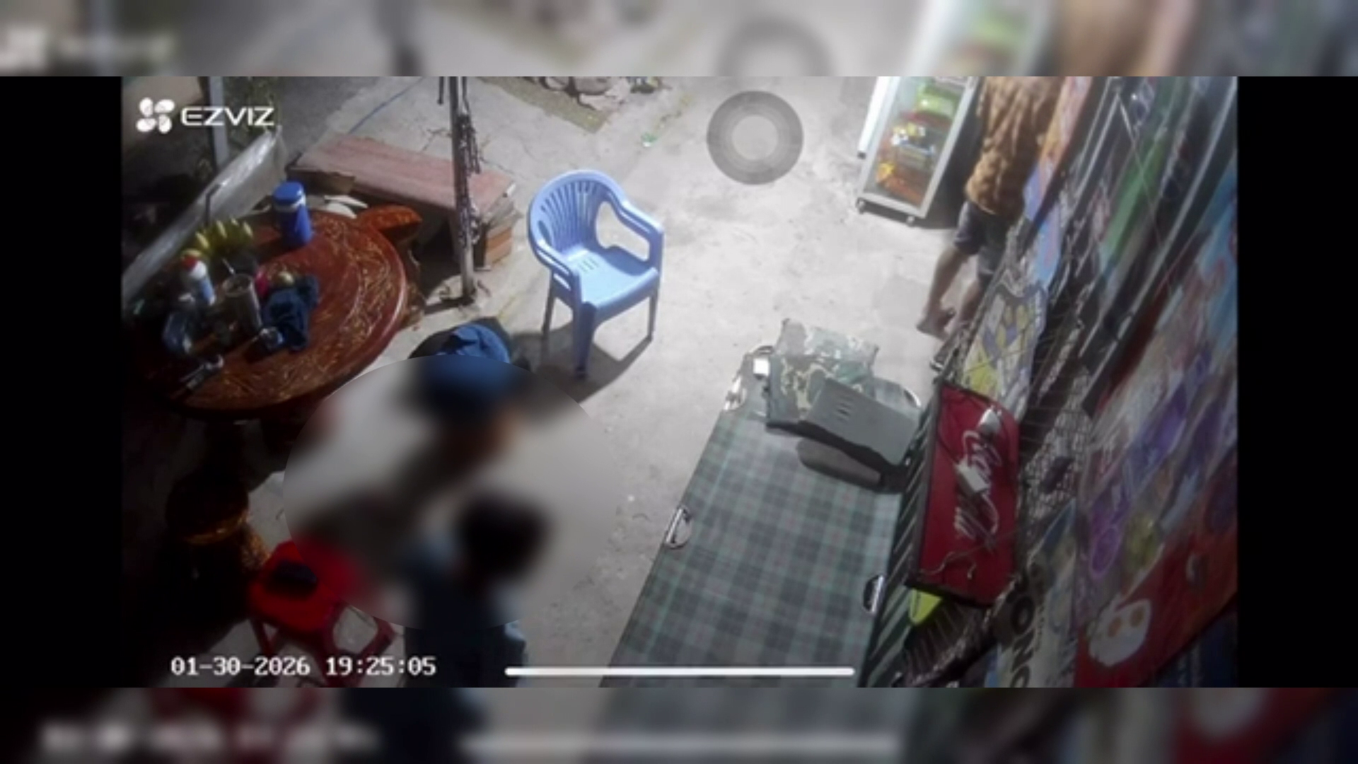 Người đàn ông dàn cảnh cho bé trai trộm tài sản: Hành vi vi phạm pháp luật nghiêm trọng - Ảnh 1. Người đàn ông dàn cảnh cho bé trai trộm tài sản: Hành vi vi phạm pháp luật nghiêm trọng - Ảnh 1.