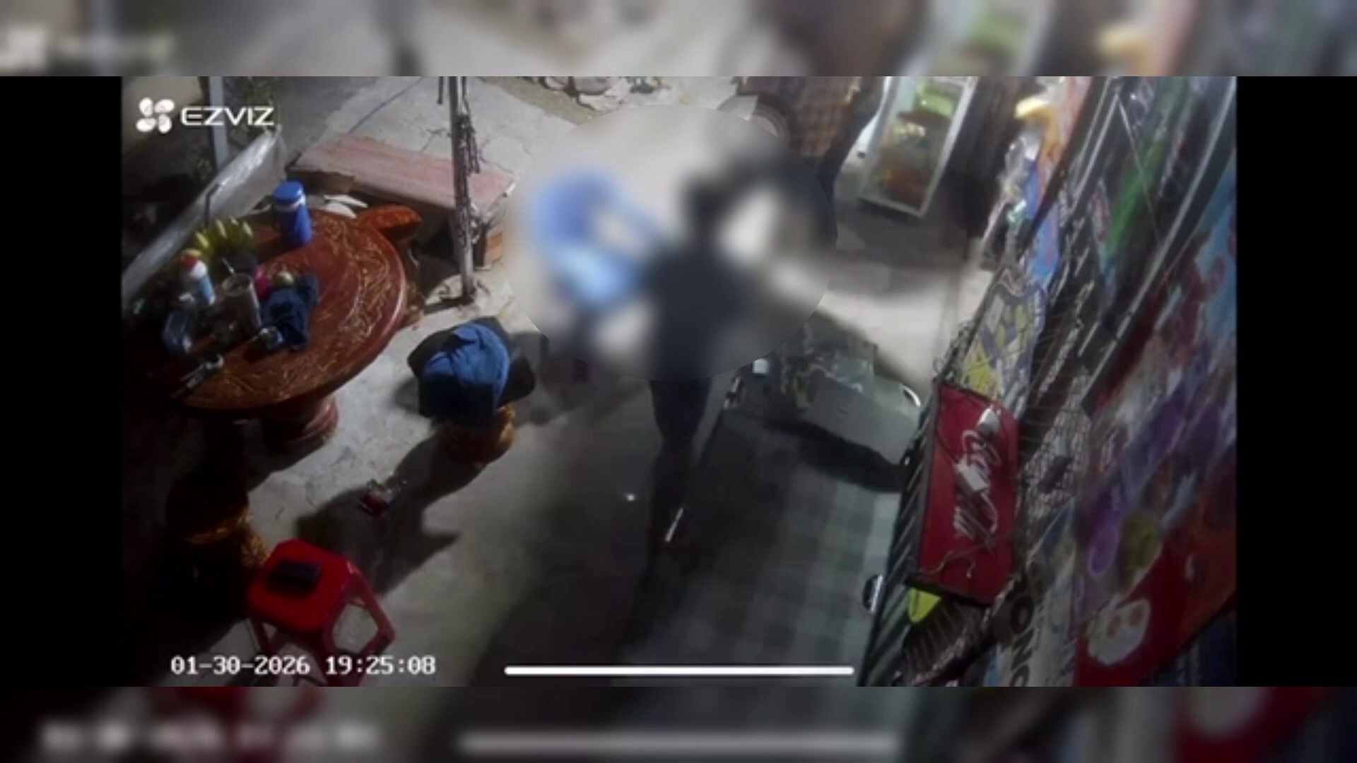 Người đàn ông dàn cảnh cho bé trai trộm tài sản: Hành vi vi phạm pháp luật nghiêm trọng - Ảnh 2. Người đàn ông dàn cảnh cho bé trai trộm tài sản: Hành vi vi phạm pháp luật nghiêm trọng - Ảnh 2.