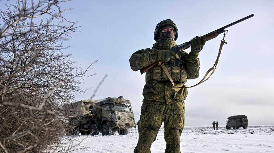 Xe GAZ 66 với lưới chống drone v&agrave; thiết bị t&aacute;c chiến điện tử trong năm 2026 - Ảnh 3.