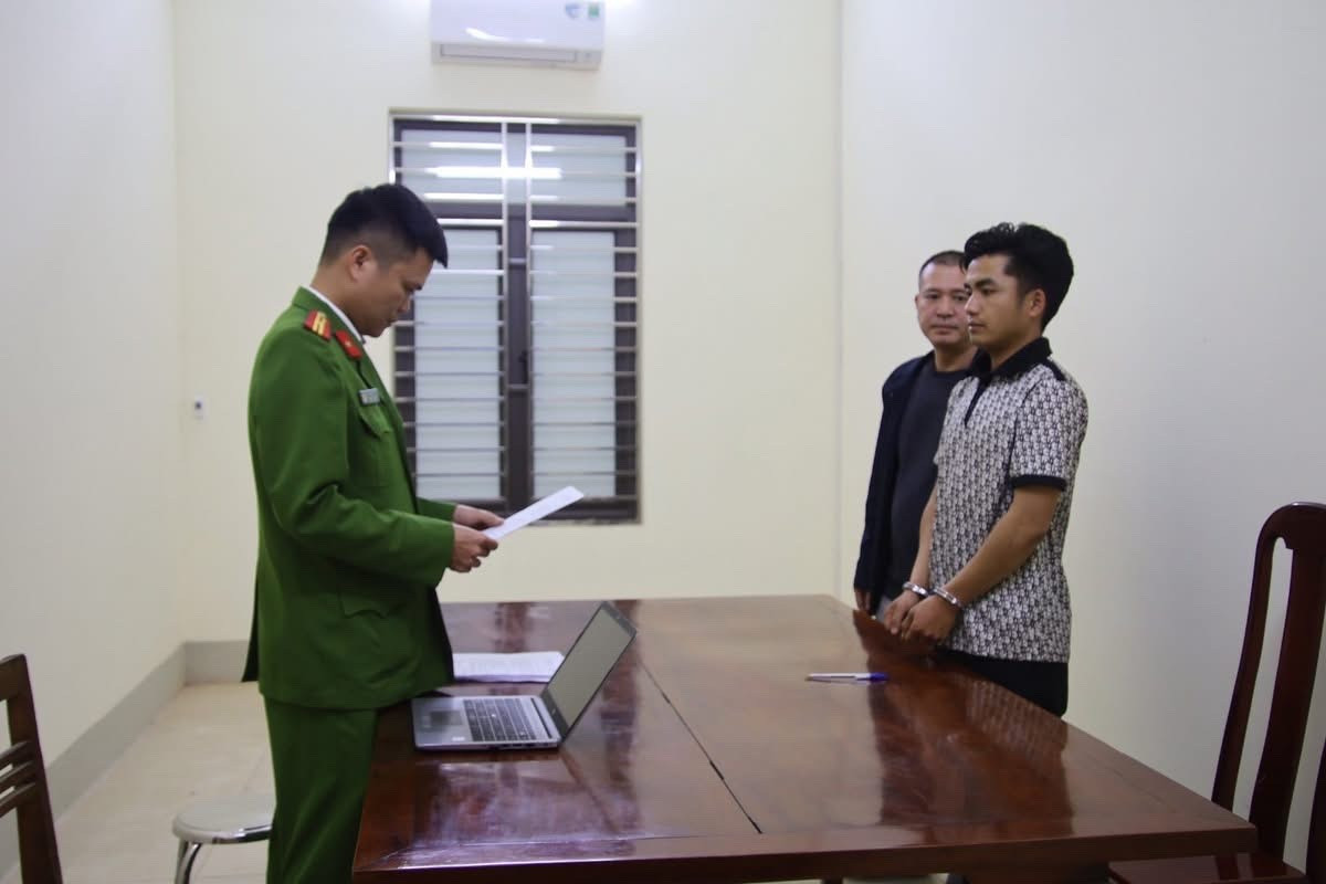 Bắt đối tượng truy n&atilde; nguy hiểm sau 2 năm lẩn trốn ở nước ng&ograve;ai - Ảnh 1.