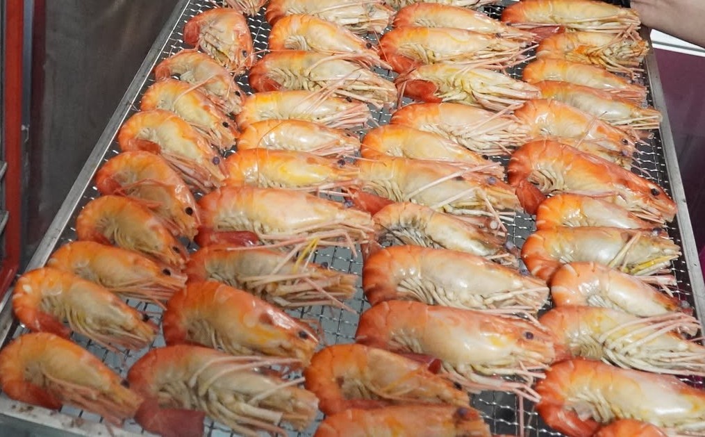 "Con t&ocirc;m &ocirc;m c&acirc;y l&uacute;a" chế biến th&agrave;nh đặc sản mới c&oacute; gi&aacute; b&aacute;n 1 triệu đồng/kg - Ảnh 1.