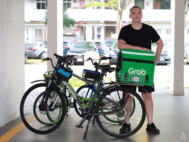 Shipper 43 tuổi ban ng&agrave;y l&agrave;m văn ph&ograve;ng, tối mở app đi giao đồ ăn: Kiếm th&ecirc;m gần 12 triệu/th&aacute;ng!- Ảnh 1.