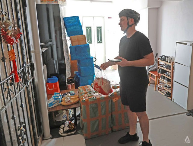 Shipper 43 tuổi ban ng&agrave;y l&agrave;m văn ph&ograve;ng, tối mở app đi giao đồ ăn: Kiếm th&ecirc;m gần 12 triệu/th&aacute;ng!- Ảnh 2.