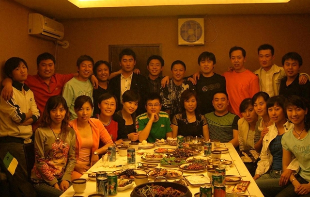 Thanh to&aacute;n xong bữa họp lớp rồi lặng lẽ rời đi, lớp trưởng "đứng h&igrave;nh" khi nhận được khoản chuyển 350 triệu từ bạn cũ- Ảnh 2.