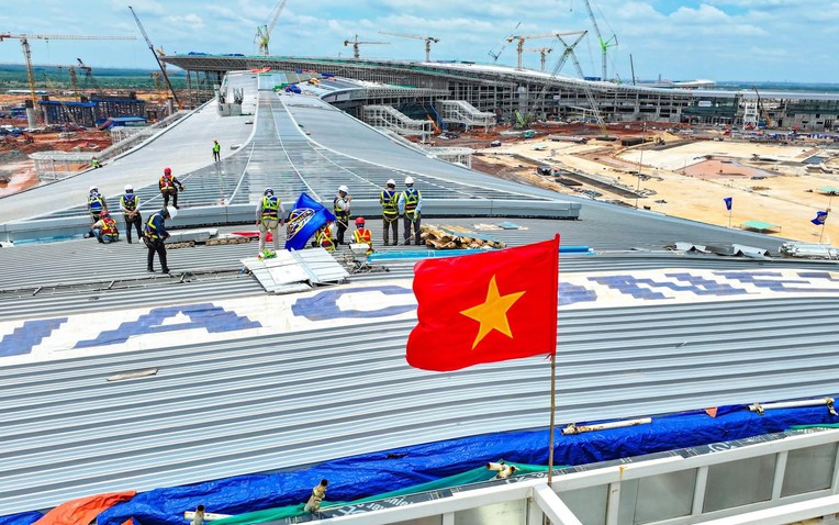 Si&ecirc;u dự &aacute;n 16 tỷ USD lớn nhất Việt Nam: 15.000 người "phủ k&iacute;n" đại c&ocirc;ng trường ng&agrave;y nghỉ lễ - Ảnh 1.