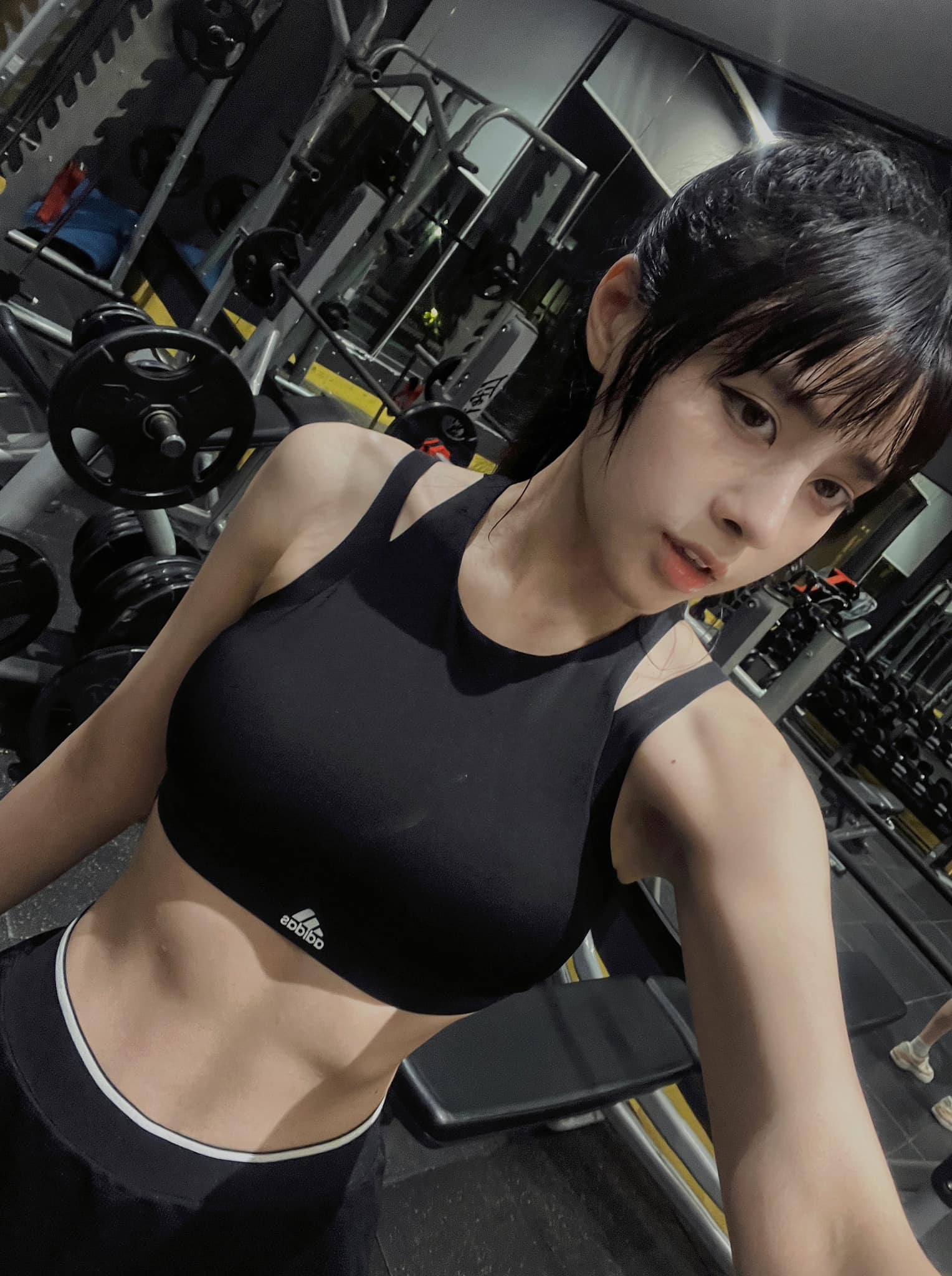 Visual n&eacute;t căng, v&oacute;c d&aacute;ng nuột của c&ocirc; g&aacute;i được cầu thủ Văn Thanh "ting ting" 500 triệu g&acirc;y sốt c&otilde;i mạng - Ảnh 2.