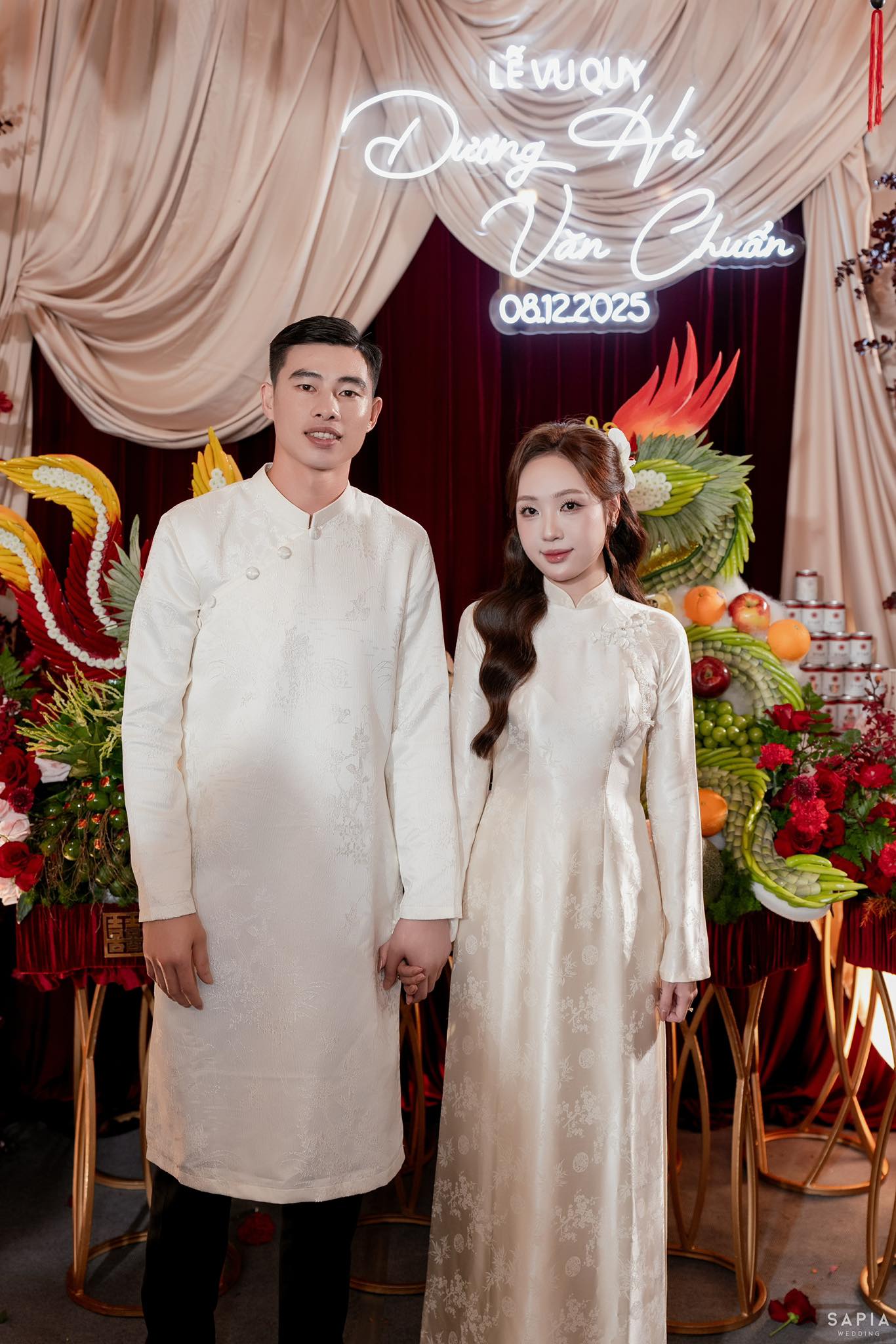 Thủ m&ocirc;n U23 Việt Nam cuới vợ thạc sĩ hơn 3 tuổi, visual c&ocirc; d&acirc;u s&aacute;ng bừng- Ảnh 5.