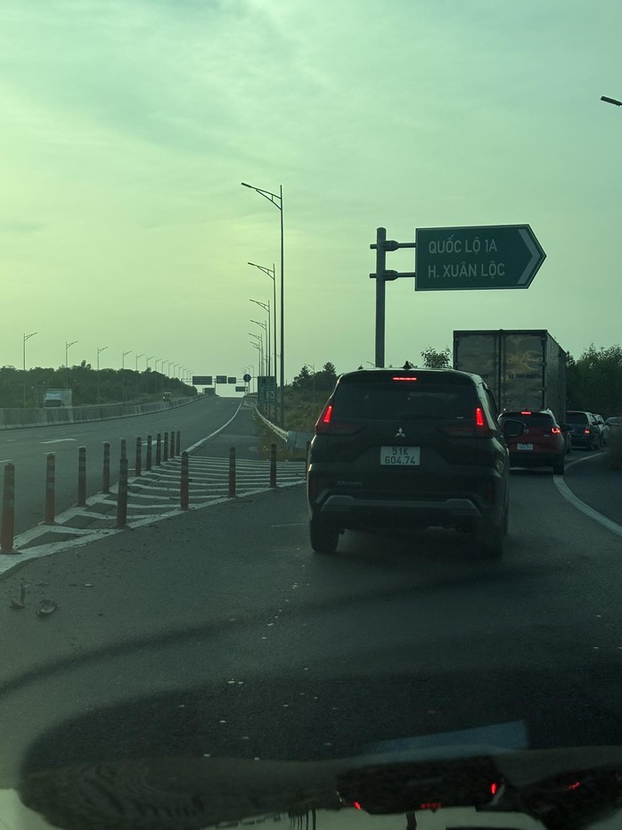 Va chạm li&ecirc;n ho&agrave;n 7 &ocirc; t&ocirc; tr&ecirc;n cao tốc Phan Thiết - Dầu Gi&acirc;y g&acirc;y &ugrave;n tắc k&eacute;o d&agrave;i - Ảnh 1.