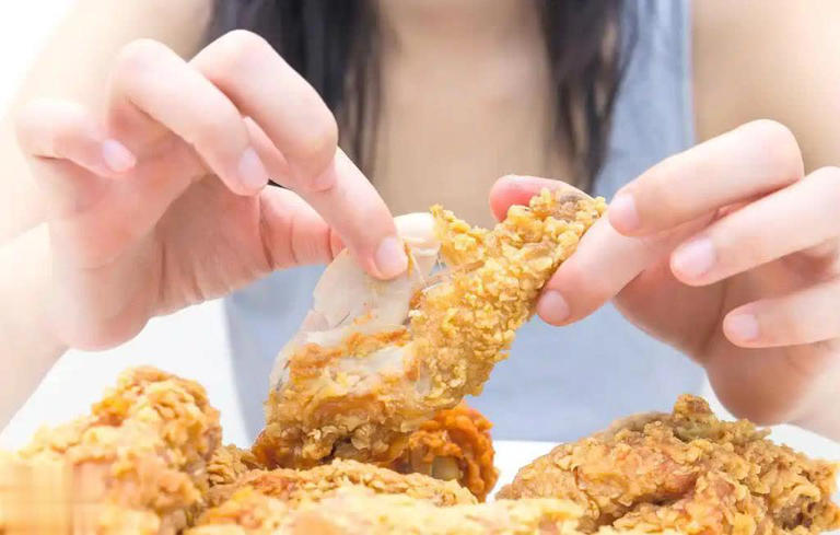 Nam shipper 39 tuổi bị tổn thương gan, b&aacute;c sĩ khuy&ecirc;n: 3 kiểu ăn trưa n&ecirc;n bỏ ngay- Ảnh 2.