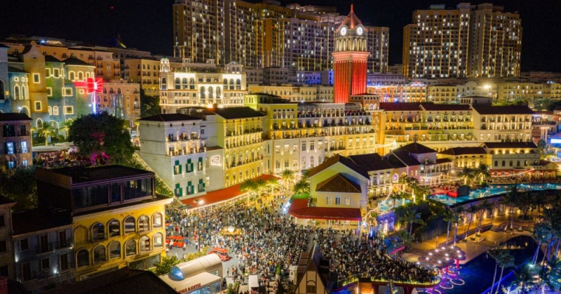 Xe đầu k&eacute;o lật đ&egrave; tr&uacute;ng &ocirc; t&ocirc; chở 4 người, l&aacute;i xe con tử vong - Ảnh 3.