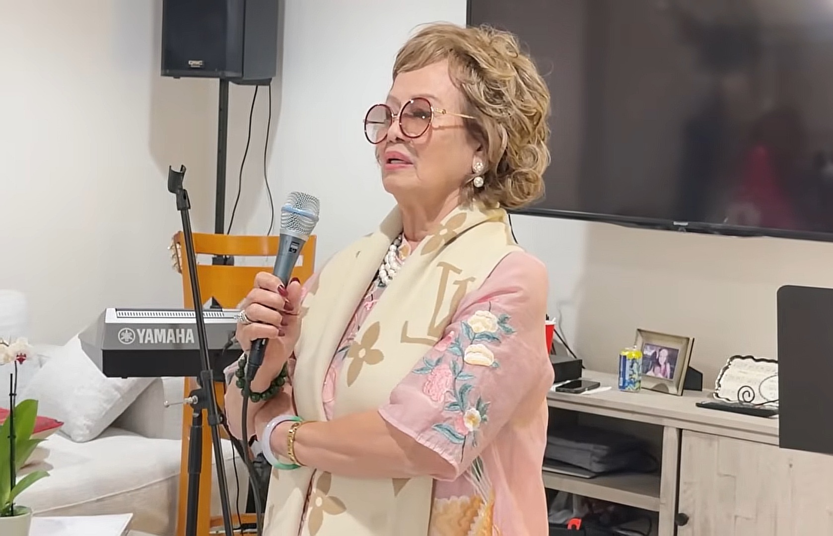 Mẹ Bằng Kiều n&oacute;i về nh&agrave; thơ Ho&agrave;ng Cầm: "&Ocirc;ng rất m&ecirc; v&agrave; hỏi cưới t&ocirc;i"- Ảnh 2.