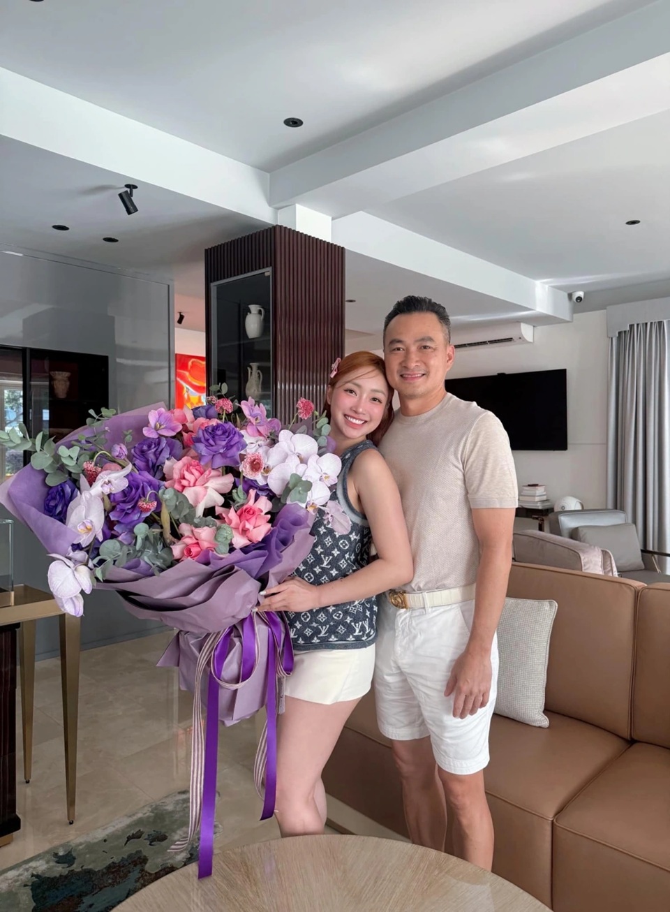 Diễn vi&ecirc;n sở hữu t&agrave;i sản ngh&igrave;n tỉ, biệt thự từ Việt Nam đến London: H&ocirc;n nh&acirc;n vi&ecirc;n m&atilde;n b&ecirc;n vợ k&eacute;m 16 tuổi - Ảnh 6.