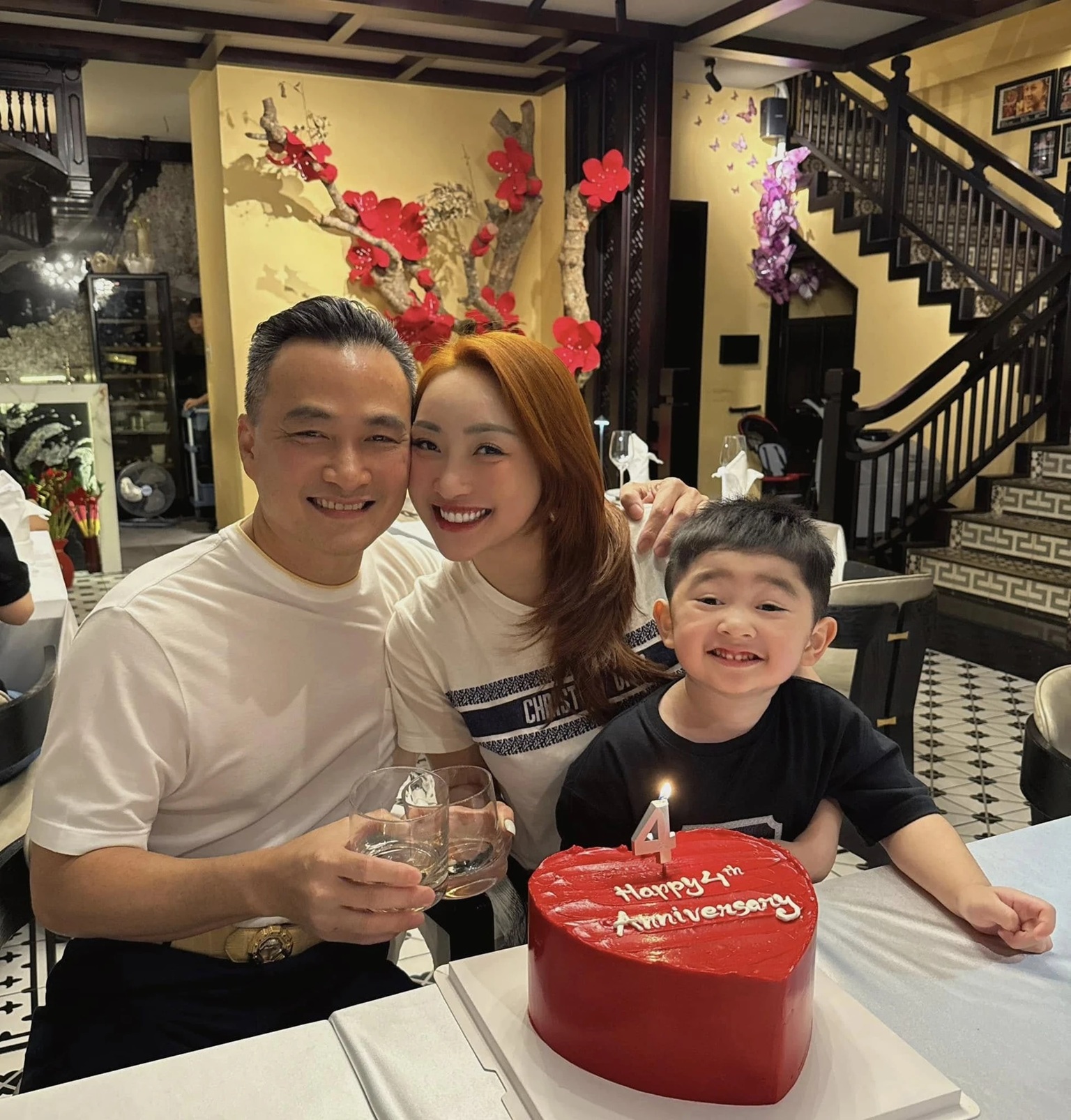 Diễn vi&ecirc;n sở hữu t&agrave;i sản ngh&igrave;n tỉ, biệt thự từ Việt Nam đến London: H&ocirc;n nh&acirc;n vi&ecirc;n m&atilde;n b&ecirc;n vợ k&eacute;m 16 tuổi - Ảnh 8.