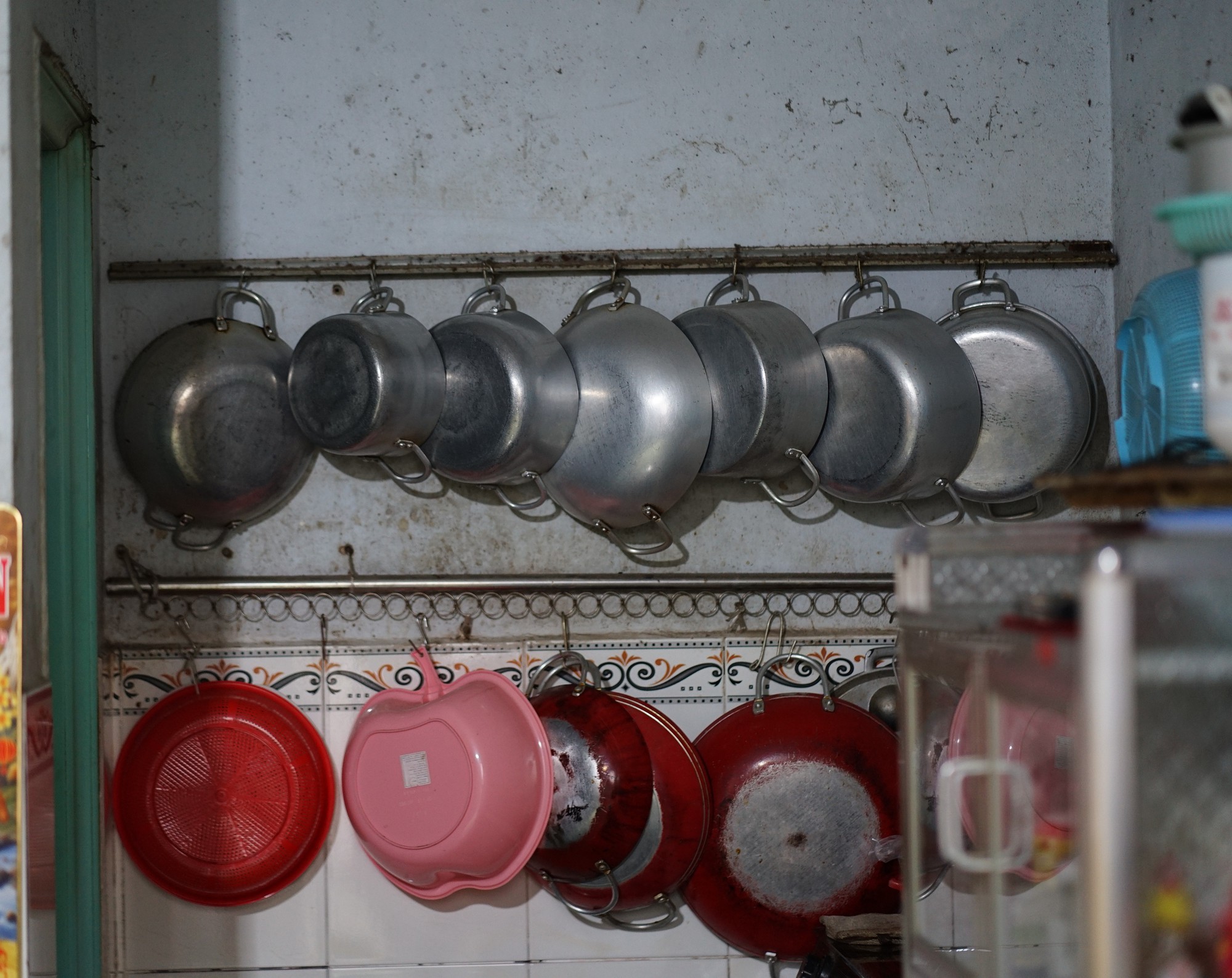 C&acirc;u chuyện bất ngờ ph&iacute;a sau chiếc xe tr&aacute;i c&acirc;y vỡ n&aacute;t của người đ&agrave;n &ocirc;ng 64 tuổi một m&igrave;nh nu&ocirc;i vợ bệnh ở TP.HCM- Ảnh 7.