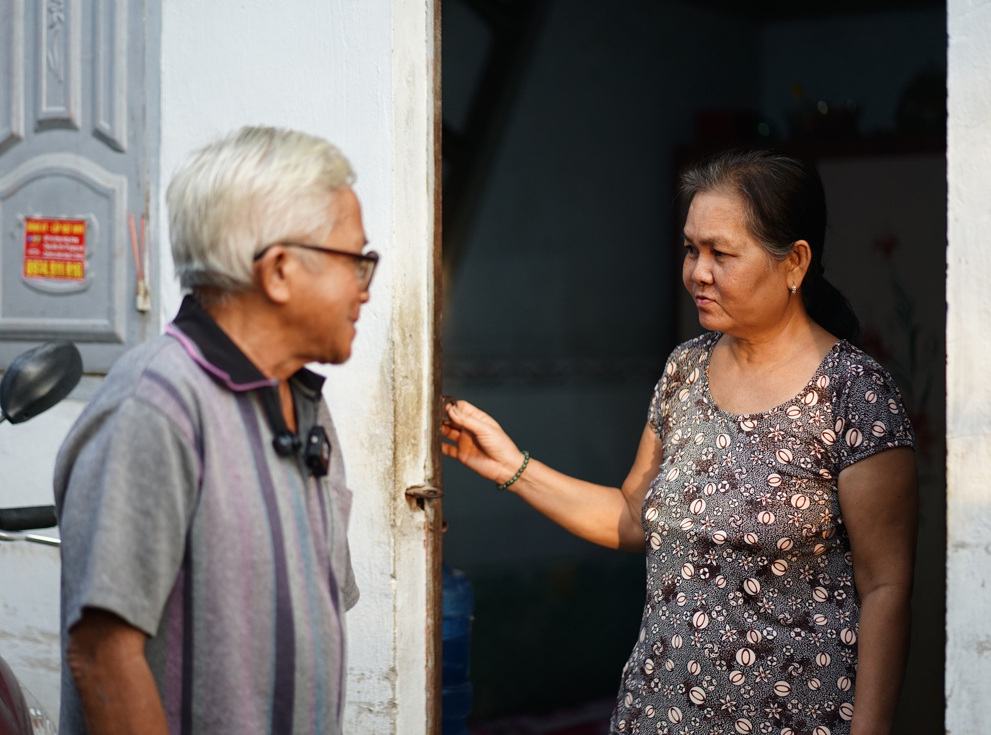 C&acirc;u chuyện bất ngờ ph&iacute;a sau chiếc xe tr&aacute;i c&acirc;y vỡ n&aacute;t của người đ&agrave;n &ocirc;ng 64 tuổi một m&igrave;nh nu&ocirc;i vợ bệnh ở TP.HCM- Ảnh 5.