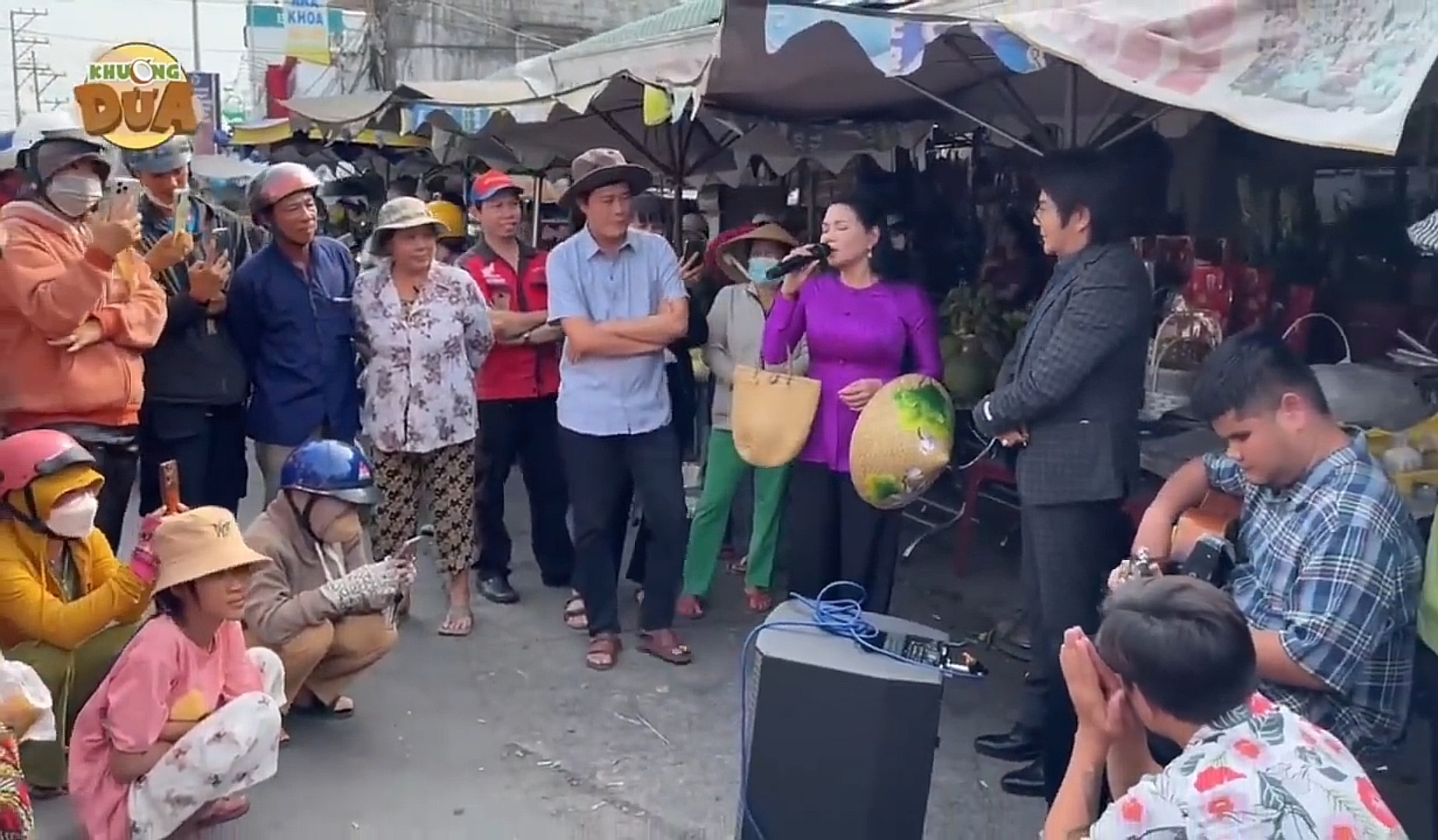 Nữ NSƯT từ Mỹ về, c&ugrave;ng tr&ugrave;m Điền Qu&acirc;n ra chợ, người d&acirc;n x&uacute;m lại tắc cả đường- Ảnh 2.