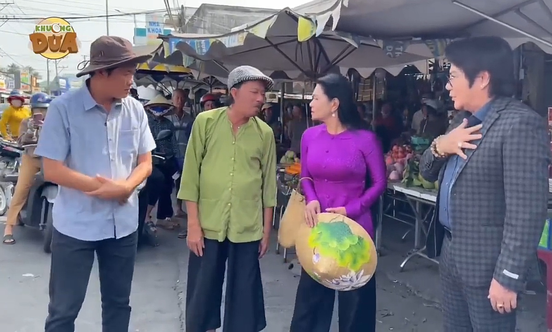 Nữ NSƯT từ Mỹ về, c&ugrave;ng tr&ugrave;m Điền Qu&acirc;n ra chợ, người d&acirc;n x&uacute;m lại tắc cả đường- Ảnh 1.