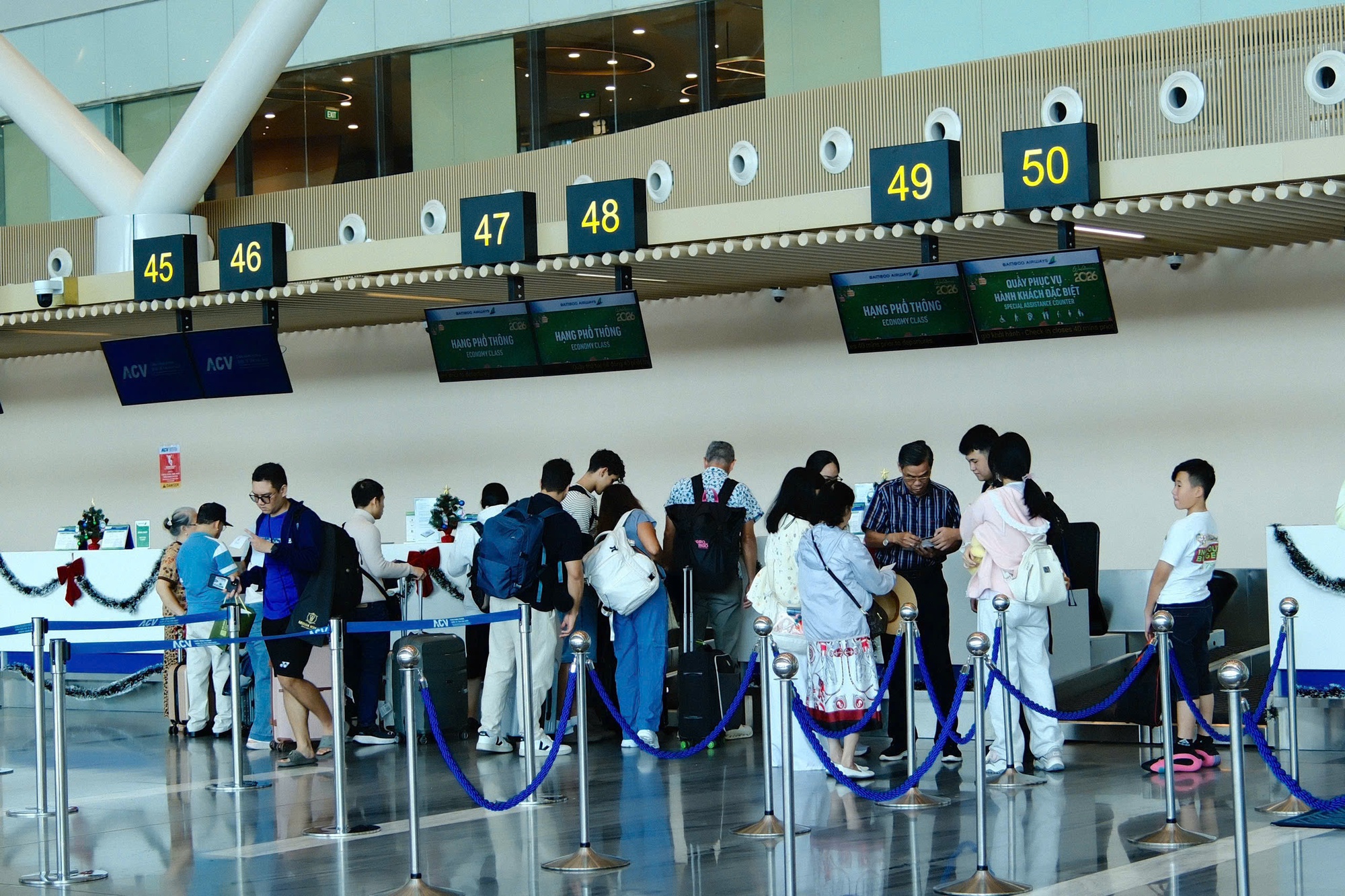 Người d&acirc;n trở lại TPHCM sau kỳ nghỉ Tết , s&acirc;n bay T&acirc;n Sơn Nhất đ&oacute;n kh&aacute;ch kỷ lục - Ảnh 2.