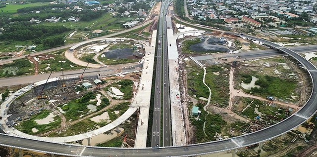 Si&ecirc;u dự &aacute;n 16 tỷ USD lớn nhất Việt Nam: 15.000 người "phủ k&iacute;n" đại c&ocirc;ng trường ng&agrave;y nghỉ lễ- Ảnh 3.