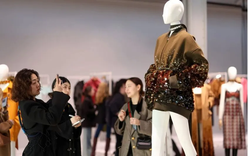 C&aacute;c thương hiệu xa xỉ to&agrave;n cầu "ch&igrave;m" trong cơn lốc giảm gi&aacute; - Ảnh 1.