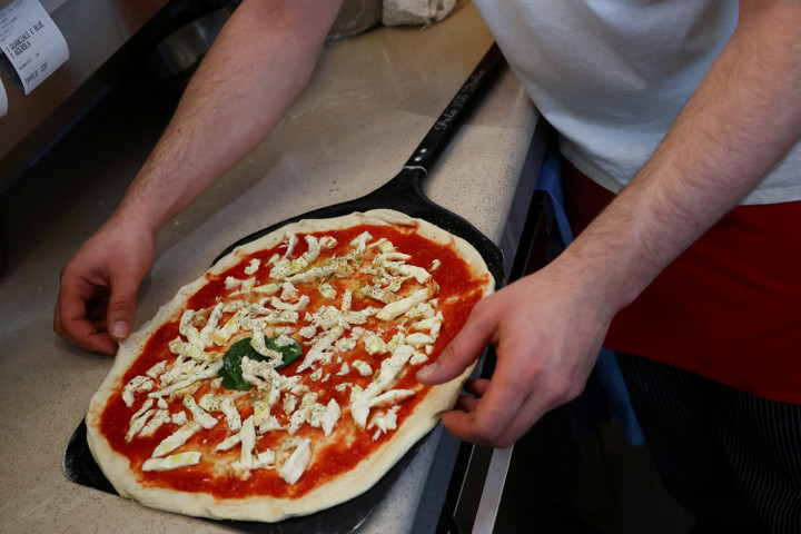 Đơn h&agrave;ng pizza tăng đột biến khi Mỹ tấn c&ocirc;ng Venezuela g&acirc;y ch&uacute; &yacute; - Ảnh 1.