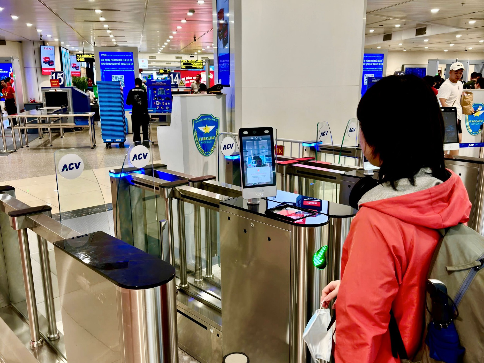 Người d&acirc;n trở lại TPHCM sau kỳ nghỉ Tết , s&acirc;n bay T&acirc;n Sơn Nhất đ&oacute;n kh&aacute;ch kỷ lục - Ảnh 3.