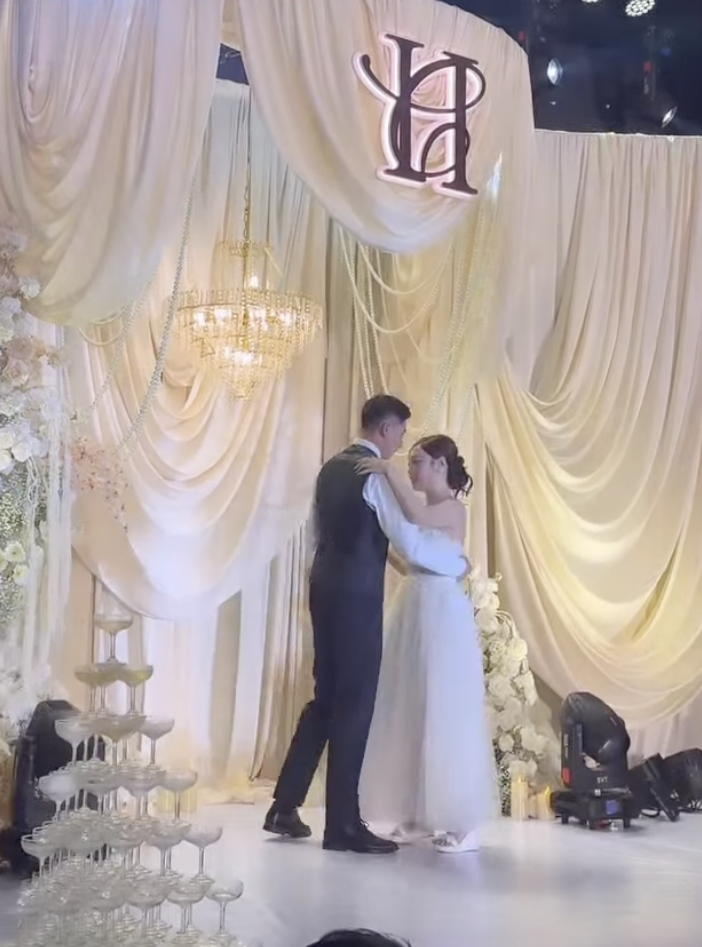 Thủ m&ocirc;n U23 Việt Nam cuới vợ thạc sĩ hơn 3 tuổi, visual c&ocirc; d&acirc;u s&aacute;ng bừng- Ảnh 4.