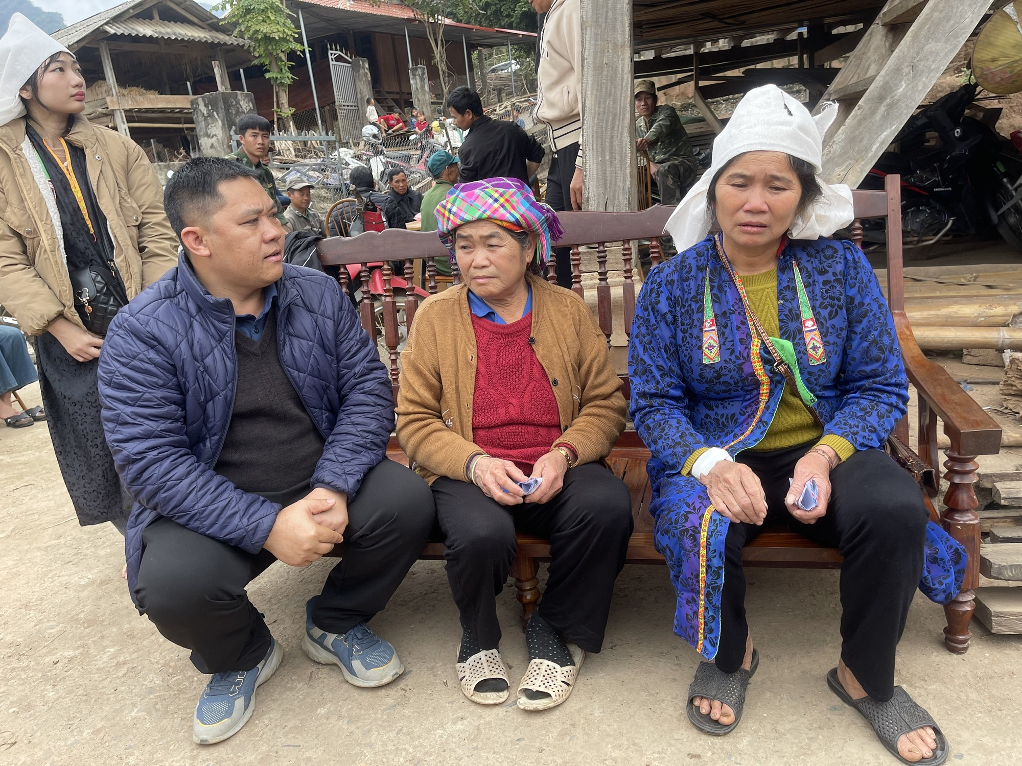 Bé 3 tuổi tử vong, 5 người nhập viện nghi ngộ độc thực phẩm - Ảnh 1.