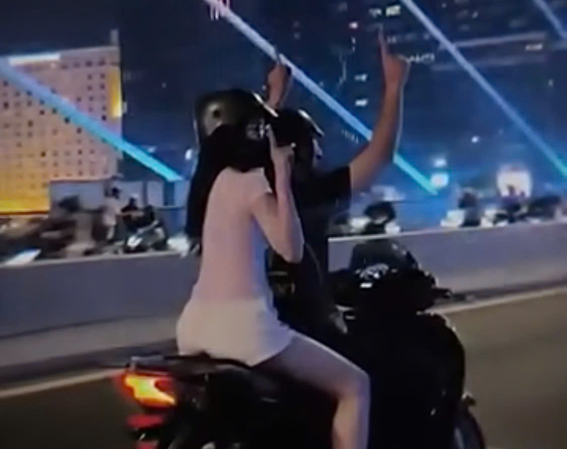 Đ&ocirc;i nam nữ bu&ocirc;ng hai tay tr&ecirc;n cầu Ba Son g&acirc;y bức x&uacute;c mạng x&atilde; hội - Ảnh 1.