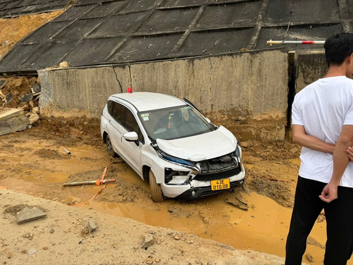 CLIP: Hiện trường tai nạn li&ecirc;n ho&agrave;n tr&ecirc;n cao tốc La Sơn - H&ograve;a Li&ecirc;n, 11 &ocirc; t&ocirc; hư hỏng - Ảnh 3.