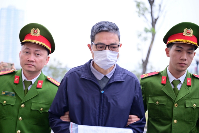 Hai cựu Cục trưởng Cục An to&agrave;n thực phẩm Nguyễn Thanh Phong, Trần Việt Nga c&ugrave;ng hầu t&ograve;a - Ảnh 1.