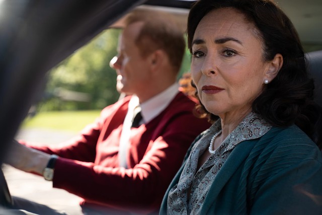 Xem phim Sex Education, h&ograve;n đ&aacute; đ&egrave; nặng trong tim t&ocirc;i bấy l&acirc;u cuối c&ugrave;ng rơi xuống: Gia đ&igrave;nh t&ocirc;i được "giải tho&aacute;t" thật rồi!- Ảnh 1.