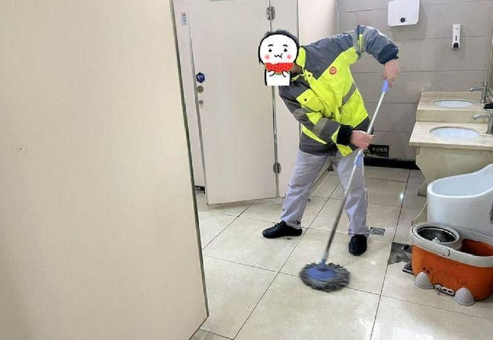 Tại sao c&aacute;nh cửa nh&agrave; vệ sinh c&ocirc;ng cộng lu&ocirc;n c&oacute; khe hở? - Ảnh 2.