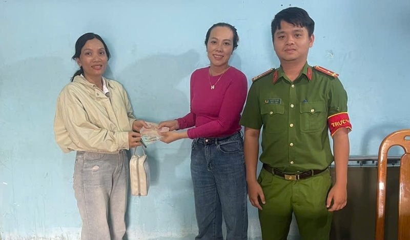 Ph&aacute;t hiện tiền mặt bỏ qu&ecirc;n tại ATM Agribank v&agrave; h&agrave;nh động cao đẹp của người d&acirc;n - Ảnh 2.