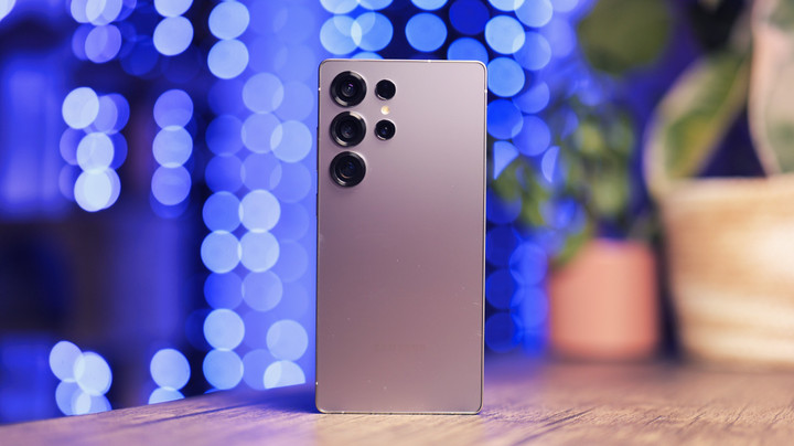 10 Smartphone tốt nhất 2025 theo từng ti&ecirc;u ch&iacute; hiệu năng , camera v&agrave; phần mềm - Ảnh 3.