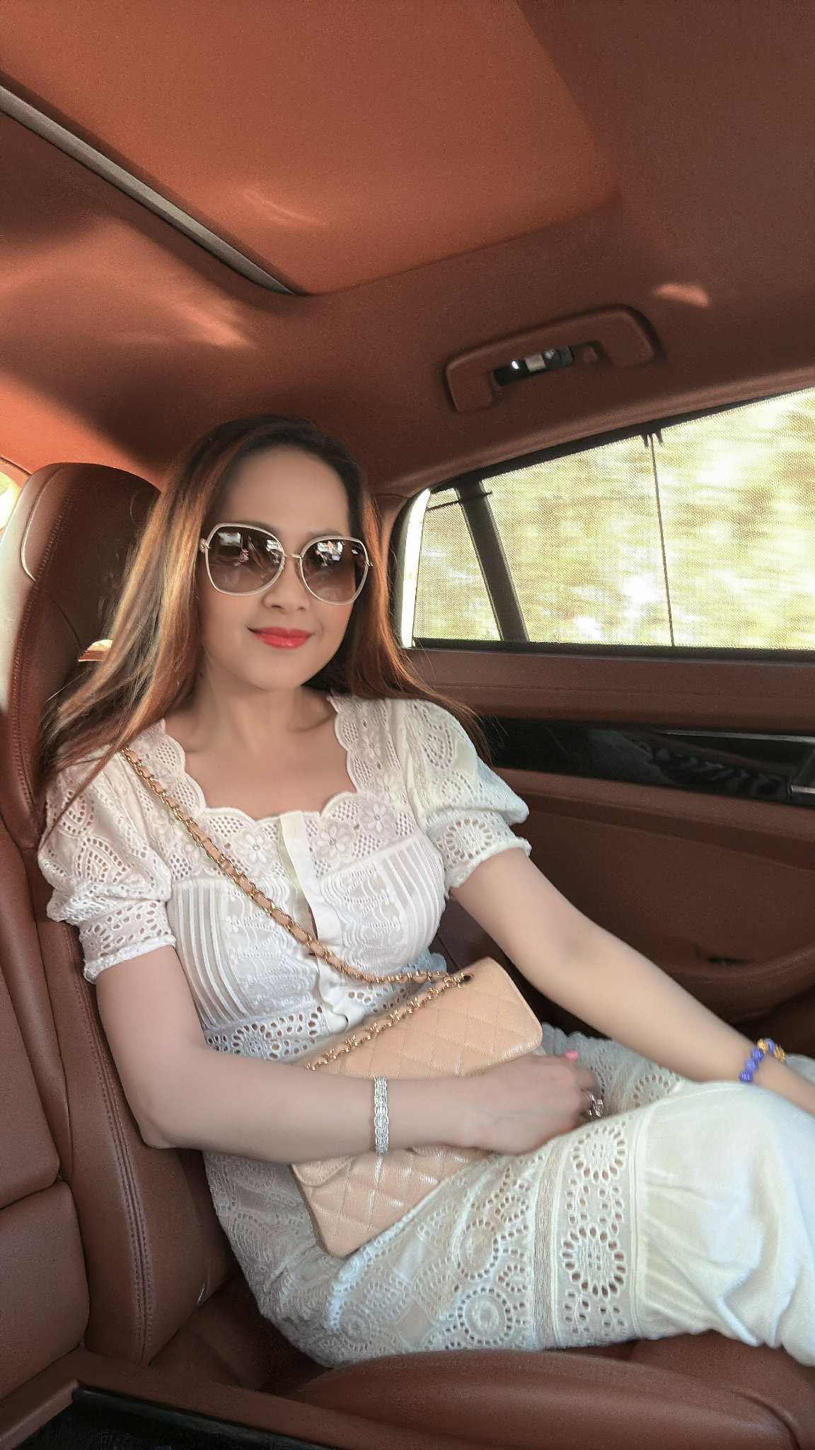 Nhan sắc n&oacute;ng bỏng của nữ diễn vi&ecirc;n 49 tuổi d&iacute;nh tin đồn kết h&ocirc;n với L&yacute; H&ugrave;ng - Ảnh 4.