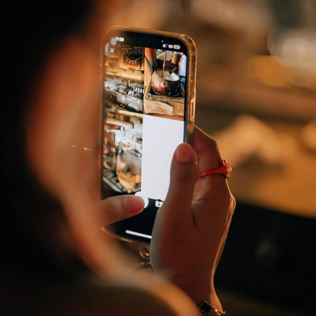 H&agrave;ng loạt qu&aacute;n c&agrave; ph&ecirc; buộc phải từ chối phục vụ v&igrave; tr&agrave;o lưu mang vali đi makeup, chụp flash h&agrave;ng giờ liền- Ảnh 1.