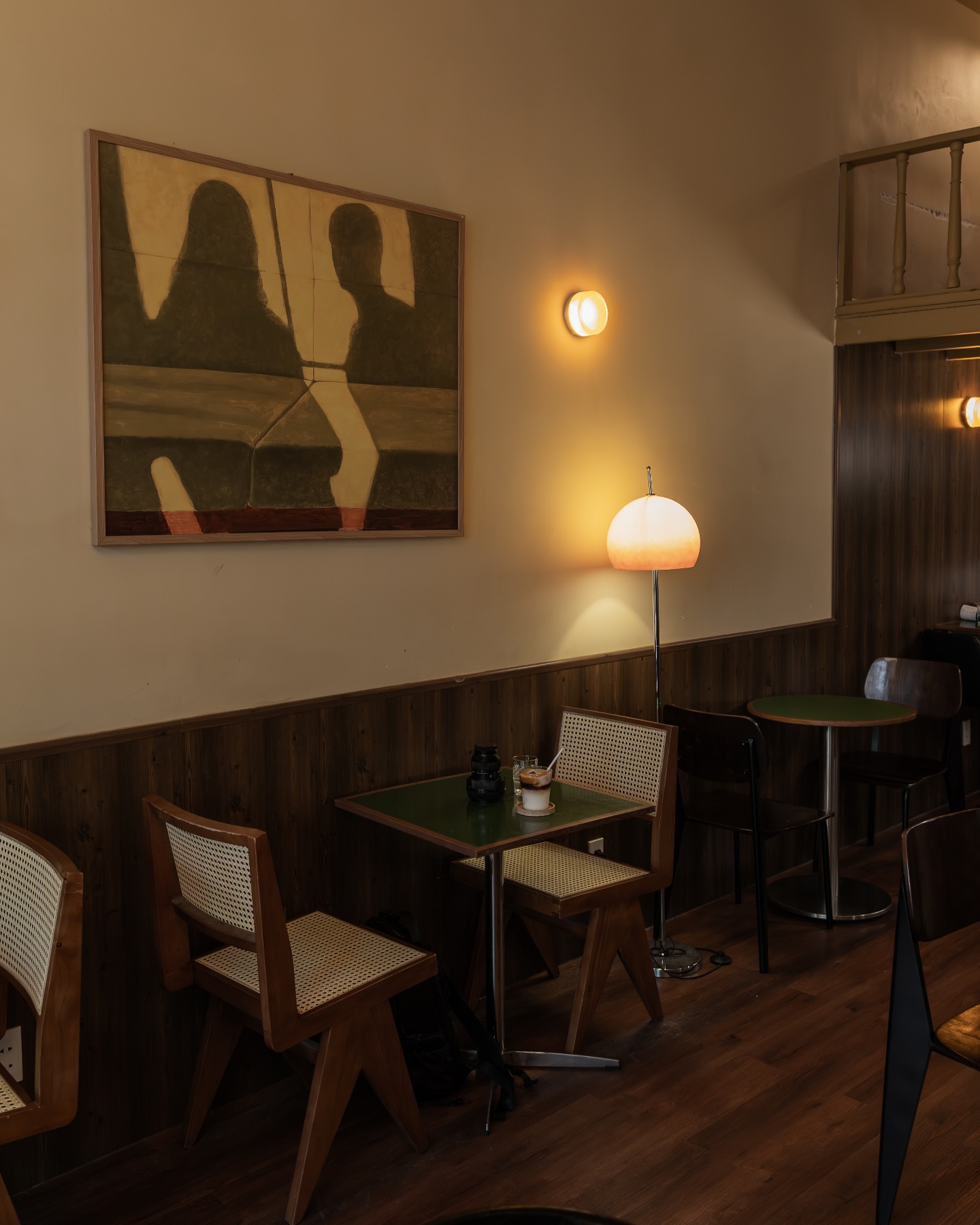 H&agrave;ng loạt qu&aacute;n c&agrave; ph&ecirc; buộc phải từ chối phục vụ v&igrave; tr&agrave;o lưu mang vali đi makeup, chụp flash h&agrave;ng giờ liền- Ảnh 6.