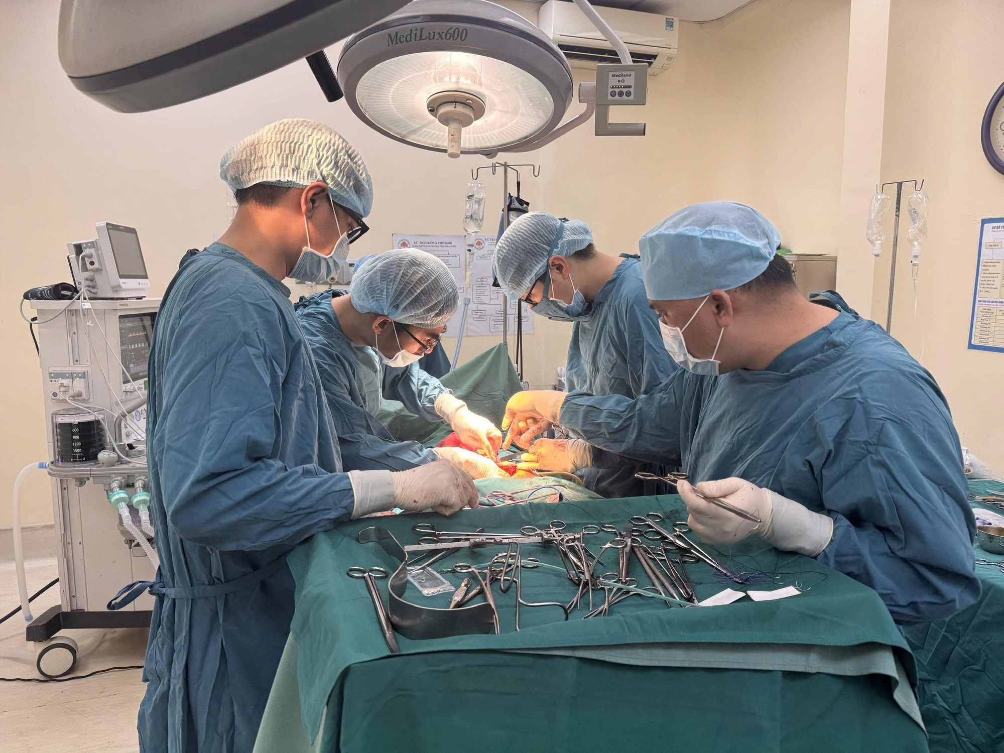 Cắt bàng quang để cứu bệnh nhân ung thư cuối - Ảnh 1.