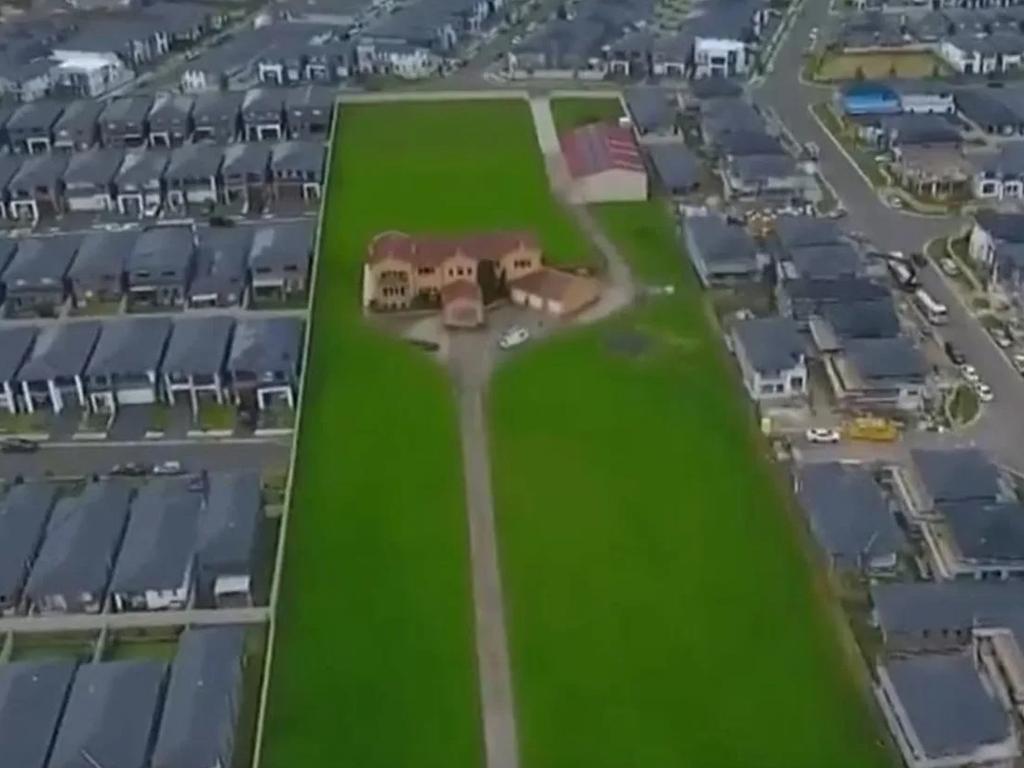 Ng&ocirc;i nh&agrave; "cứng đầu" nhất thế giới, được đền b&ugrave; 1.051 tỷ đồng vẫn kh&ocirc;ng chịu rời đi: Chủ nh&agrave; bị chỉ tr&iacute;ch v&igrave; 1 l&yacute; do rất kỳ lạ- Ảnh 2.