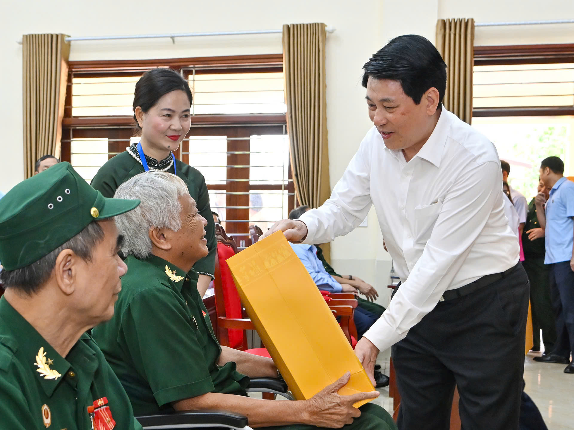 Chủ tịch nước tặng qu&agrave; Tết Nguy&ecirc;n đ&aacute;n cho 1 , 6 triệu người c&oacute; c&ocirc;ng với c&aacute;ch mạng - Ảnh 1.