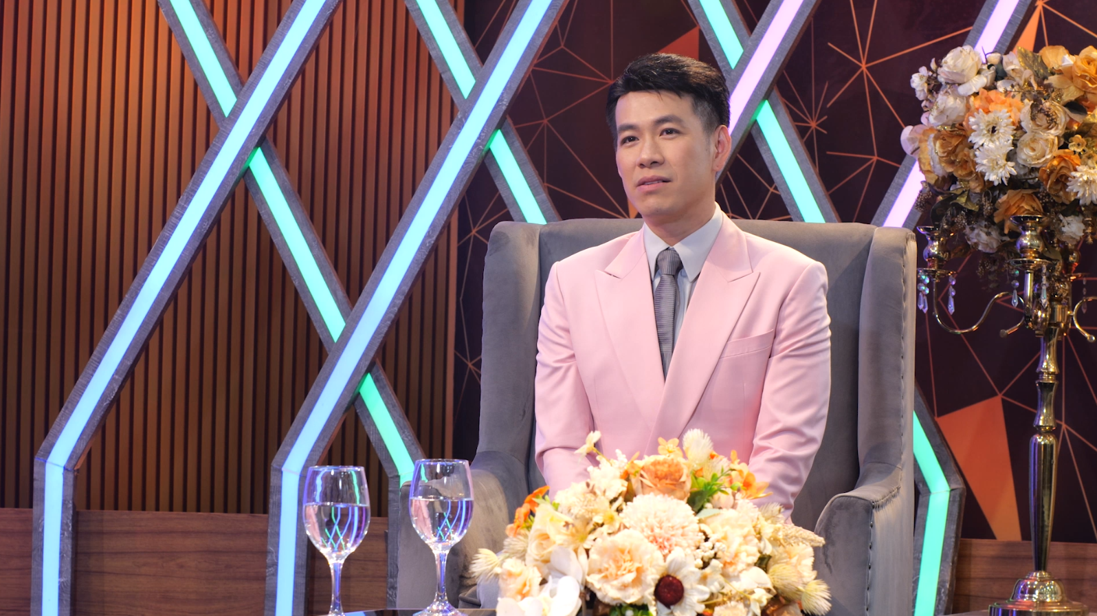 Nam ca sĩ 43 tuổi vẫn chưa cưới vợ nói thẳng: Đang hạnh phúc, chứ không sợ yêu. - Ảnh 3. Nam ca sĩ 43 tuổi vẫn chưa cưới vợ nói thẳng: Đang hạnh phúc, chứ không sợ yêu. - Ảnh 3.