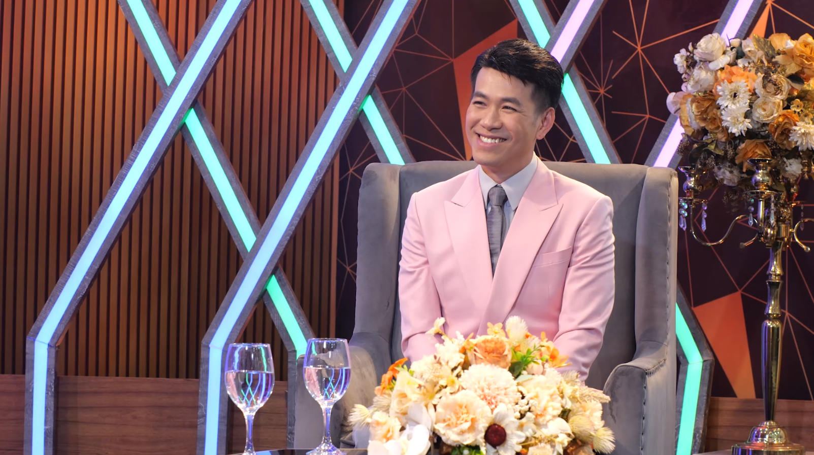 Nam ca sĩ 43 tuổi vẫn chưa cưới vợ nói thẳng: Đang hạnh phúc, chứ không sợ yêu. - Ảnh 1. Nam ca sĩ 43 tuổi vẫn chưa cưới vợ nói thẳng: Đang hạnh phúc, chứ không sợ yêu. - Ảnh 1.