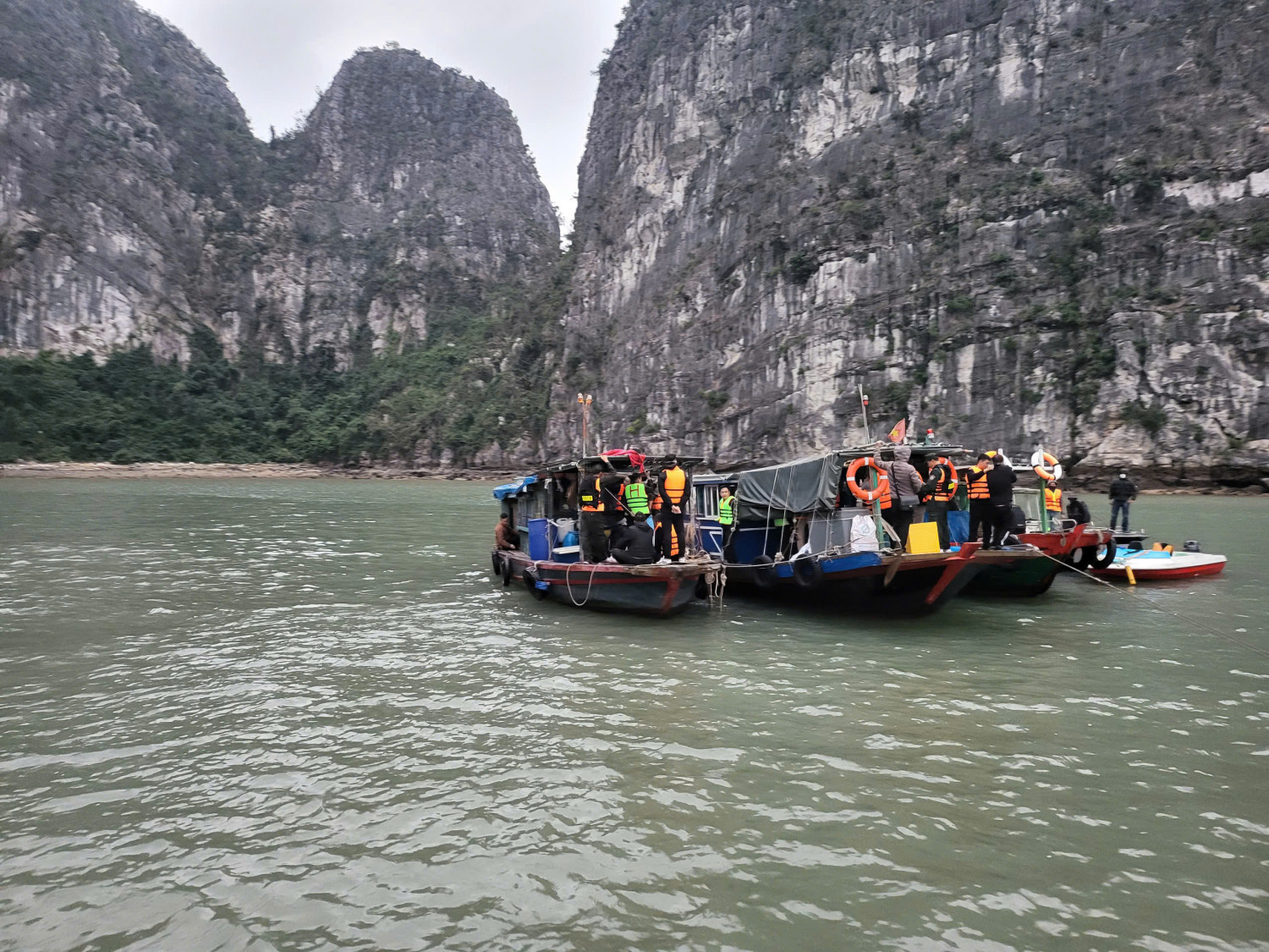 Triệt ph&aacute; đ&aacute;nh bạc tr&ecirc;n biển Vịnh Hạ Long , tạm giữ 30 đối tượng li&ecirc;n quan - Ảnh 1.