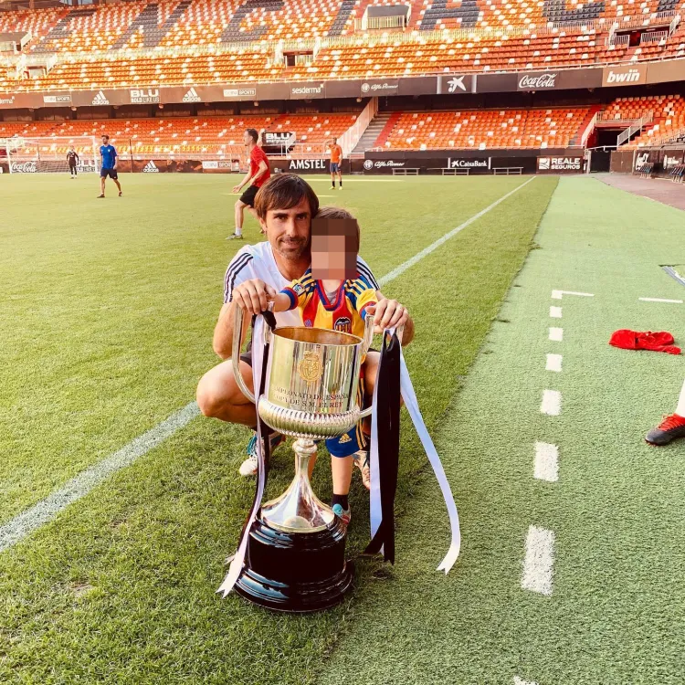 T&igrave;m thấy thi thể HLV b&oacute;ng đ&aacute; nổi tr&ecirc;n biển, hai cậu con trai vẫn mất t&iacute;ch sau thảm kịch ch&igrave;m t&agrave;u du lịch- Ảnh 2.