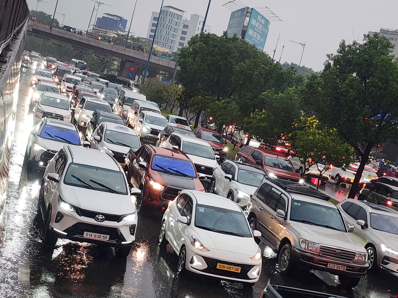 Xe &ocirc; t&ocirc; lật chắn ngang đường V&otilde; Văn Kiệt g&acirc;y kẹt xe d&agrave;i hơn 2km tại TP . HCM - Ảnh 3.