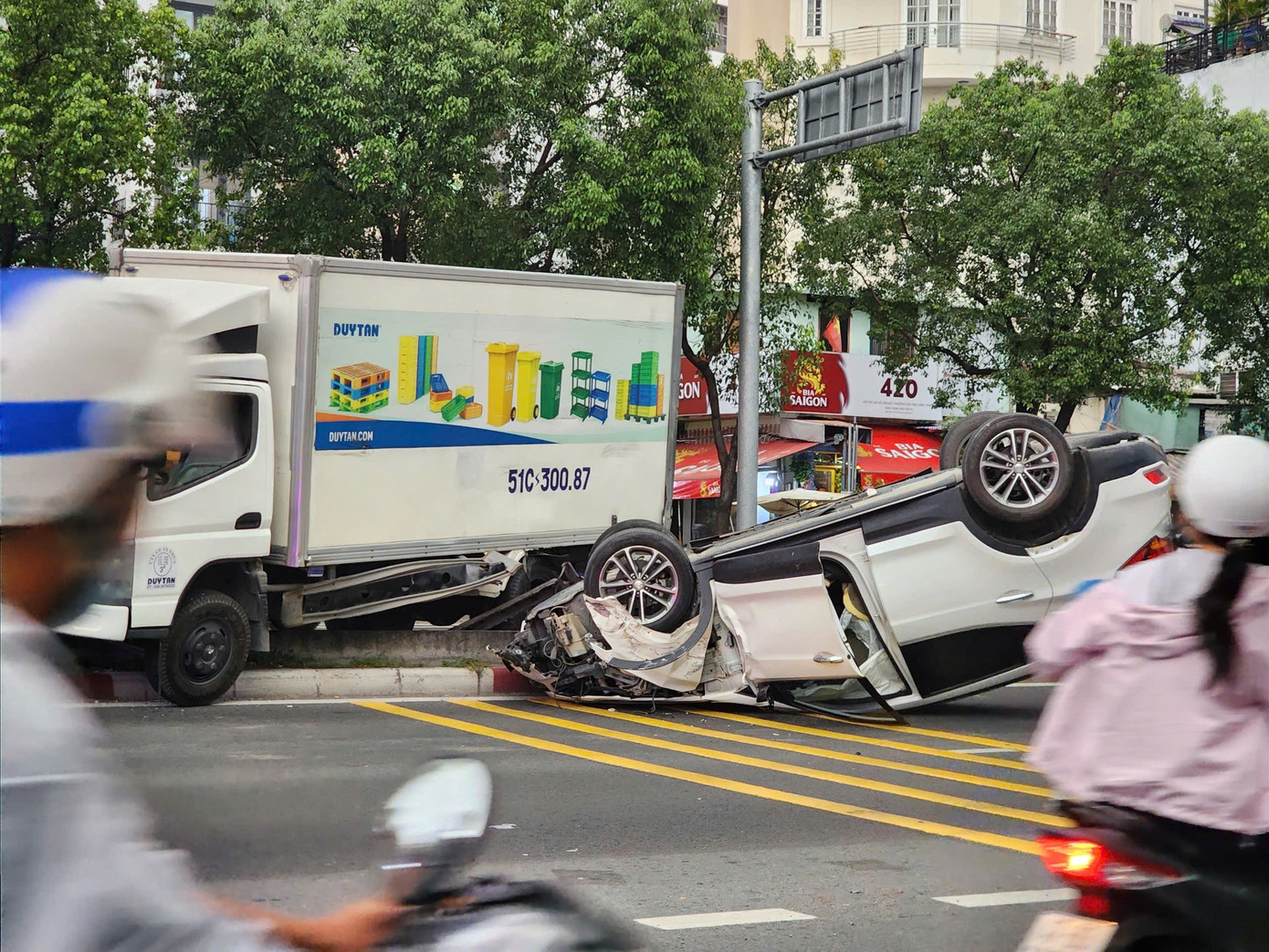 Xe &ocirc; t&ocirc; lật chắn ngang đường V&otilde; Văn Kiệt g&acirc;y kẹt xe d&agrave;i hơn 2km tại TP . HCM - Ảnh 1.