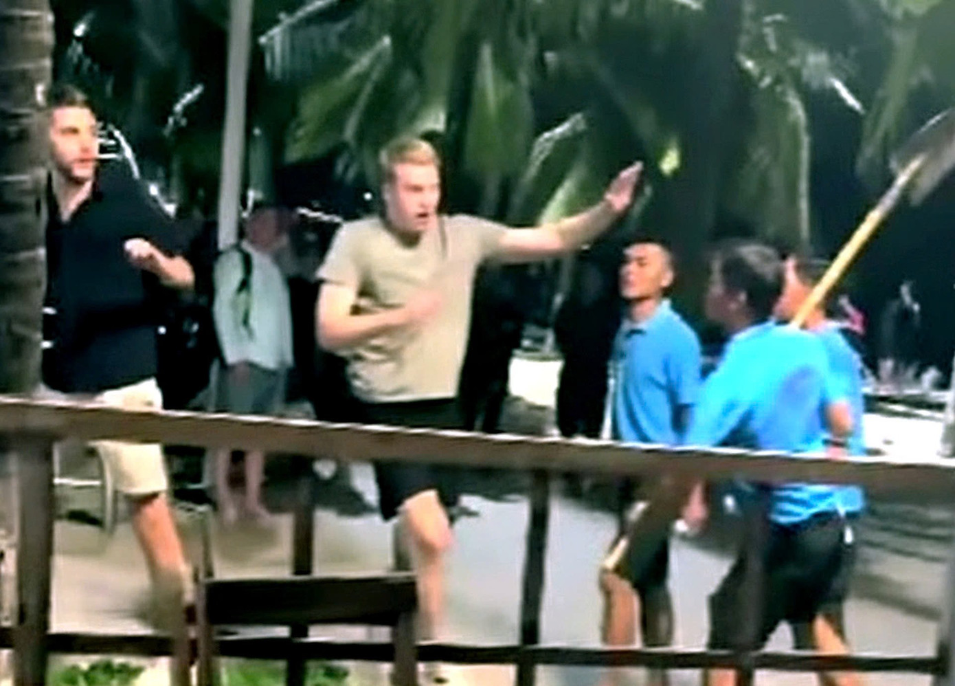 Qu&aacute;n bar ở Nha Trang l&ecirc;n tiếng vụ nh&acirc;n vi&ecirc;n đe dọa du kh&aacute;ch nước ng&ograve;ai - Ảnh 1.